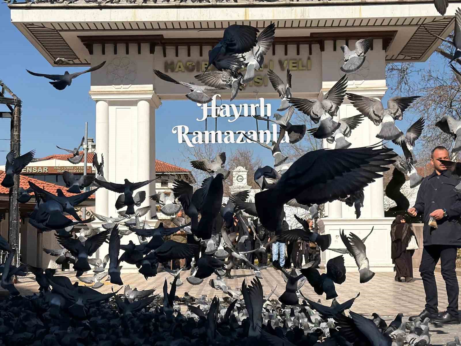 Ramazan ayının ilk cumasında Hacı Bayram Veli Camii doldu taştı