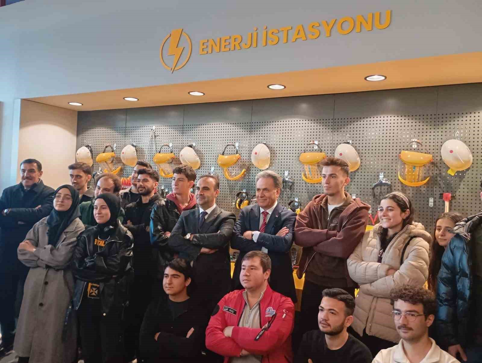 Bakan Kacır, İnönü Üniversitesi’nde Milli Teknoloji Atölyesi’nin açılışını yaptı