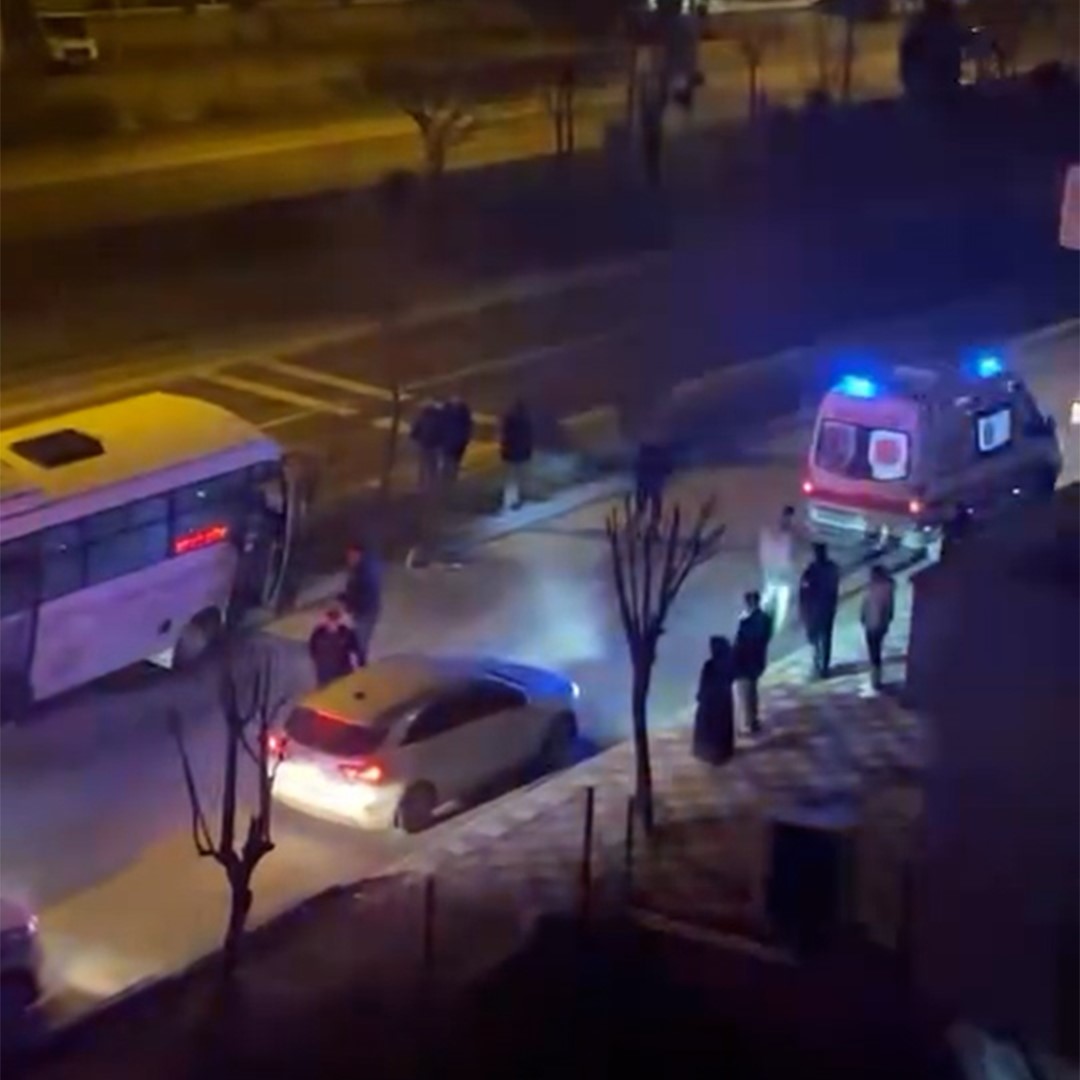 Bolu’da kontrolden çıkan halk otobüsü refüje çıktı, ağaca çarparak durabildi