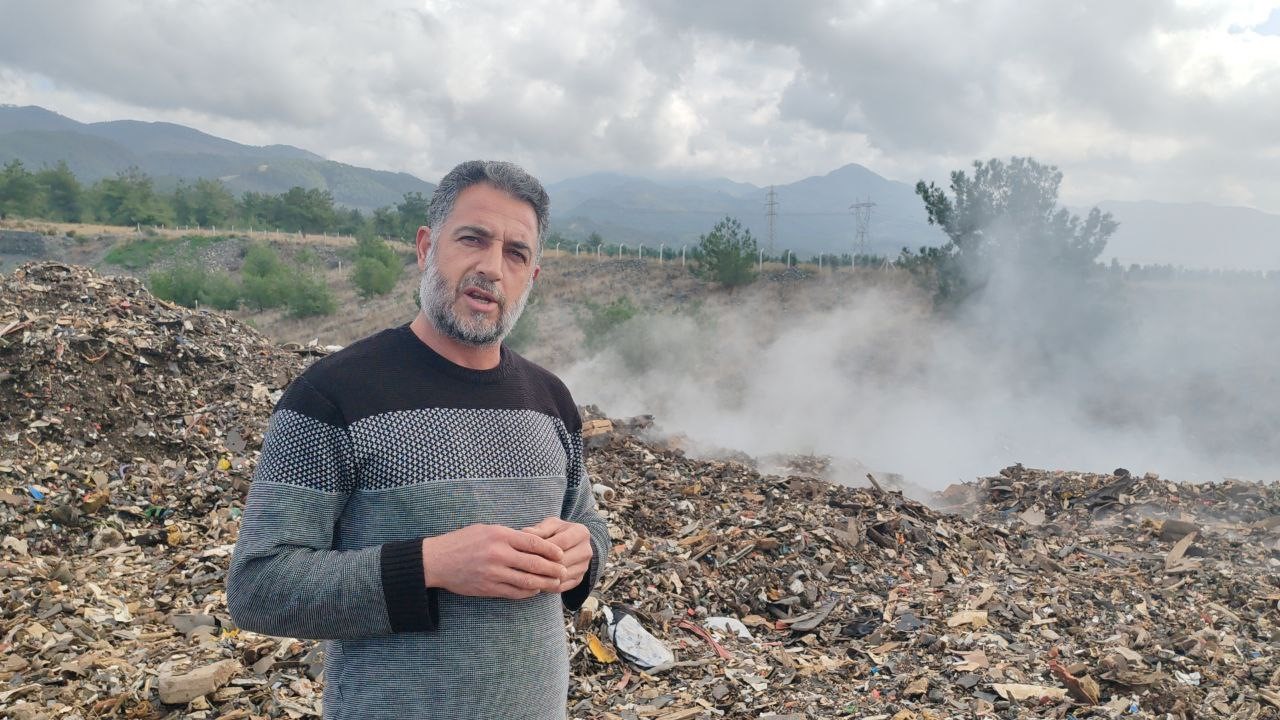 Osmaniye’den Hatay’a taşınan ve içten içe yanan çöplere vatandaşlar çözüm bekliyor