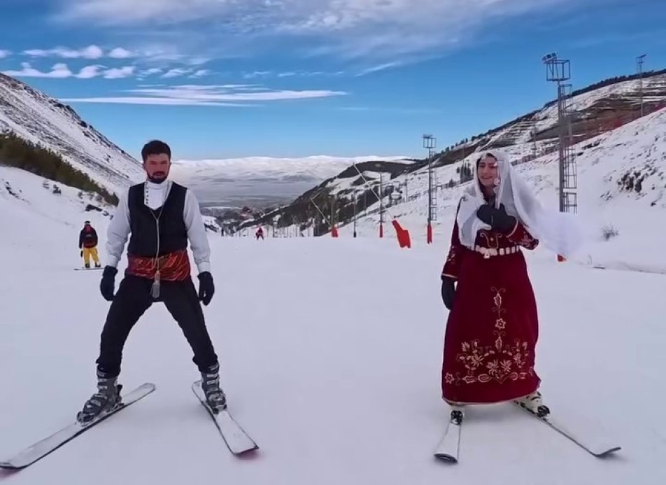 Palandöken’de renkli görüntüler: Pistler geceleri rengarenk oldu, Dadaş kıyafetiyle zirveden kaydılar