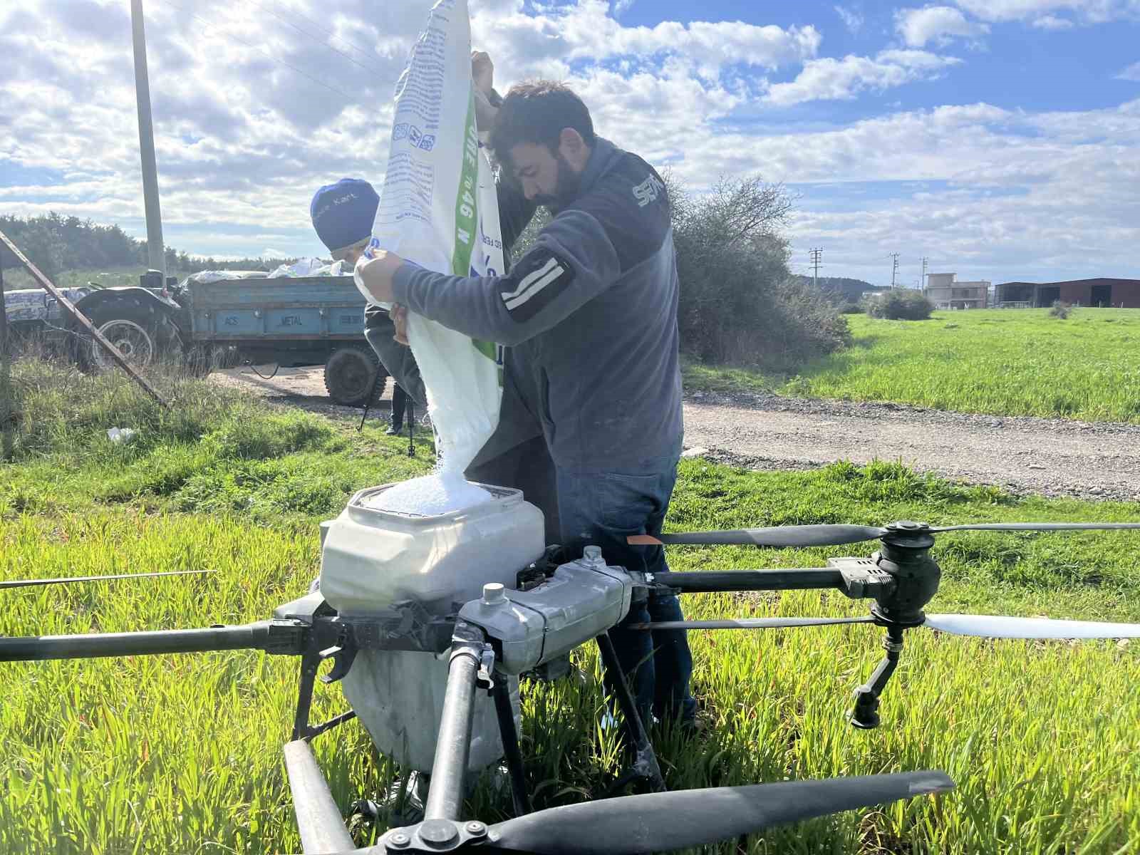 Yağmurdan çamura dönen tarlalarda çiftçi çözümü dronda buldu