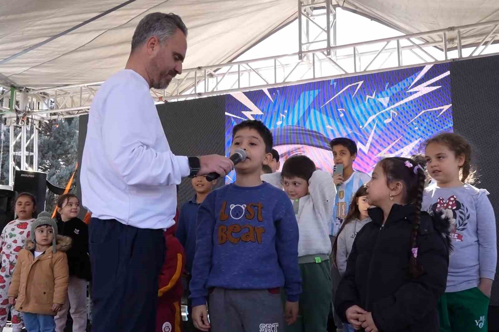 Ramazan Sokağı’nda renkli görüntüler: Sahneye çıkan çocuklar ilahiler seslendirdi