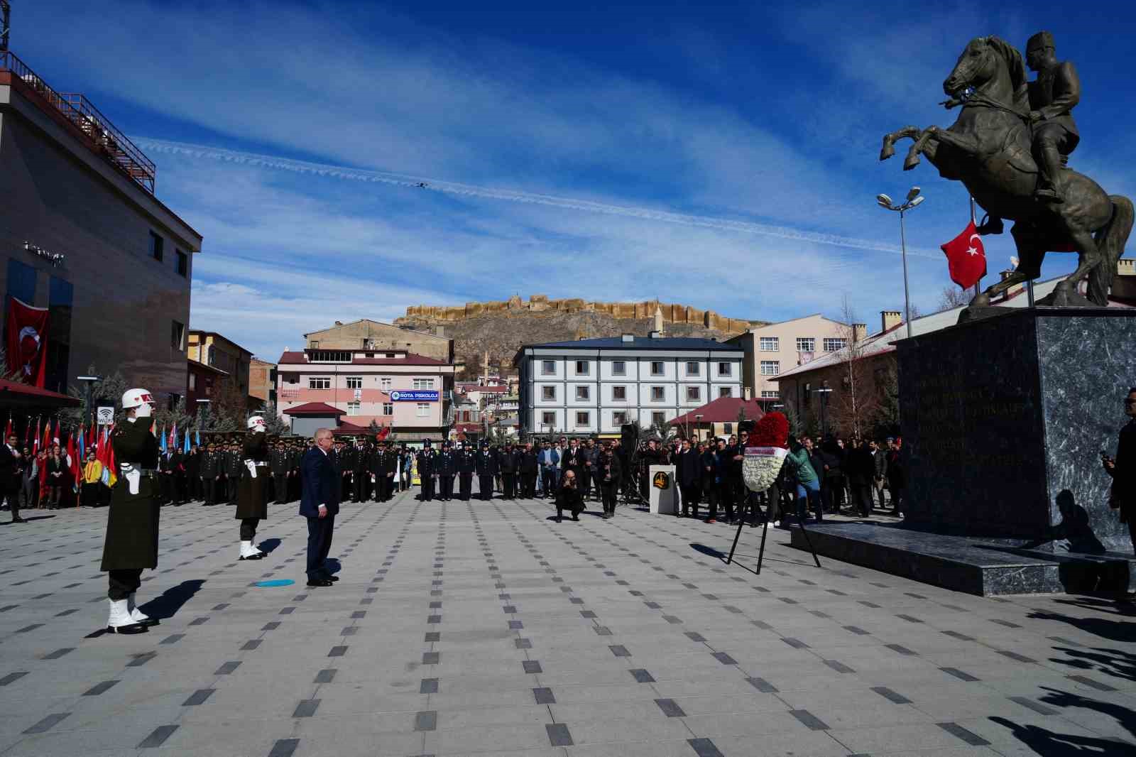 Bayburt’ta kurtuluş programı çelenk sunma töreniyle başladı