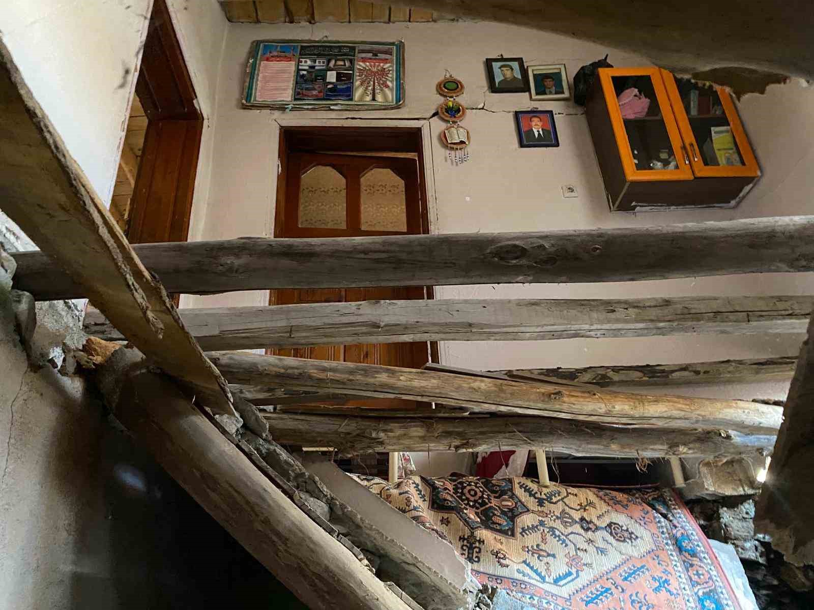 Çatak’ta 2 katlı evin toprak damı çöktü