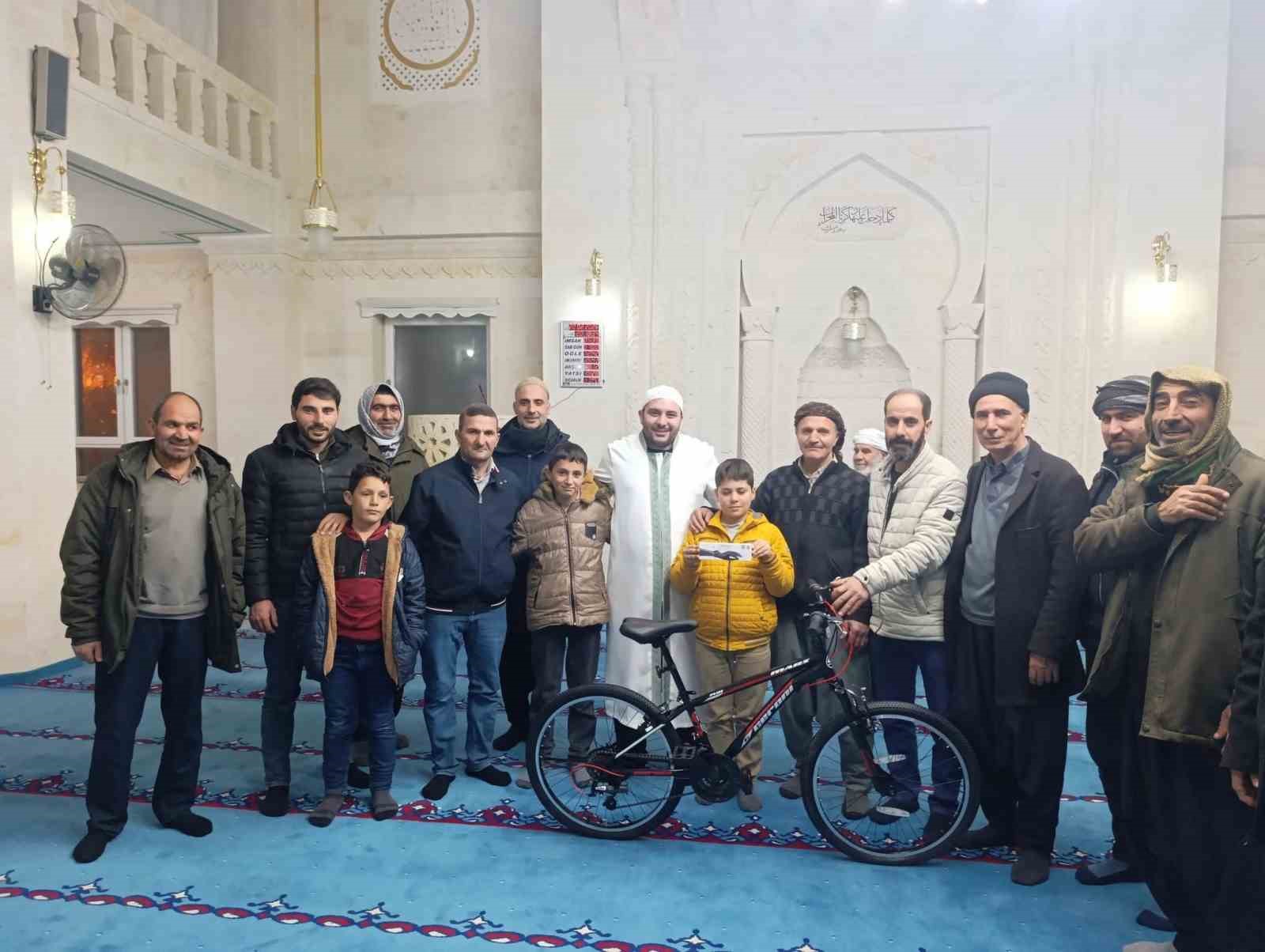 Çermik’te başarılı öğrencilere bisiklet ve akıllı saat hediye edildi