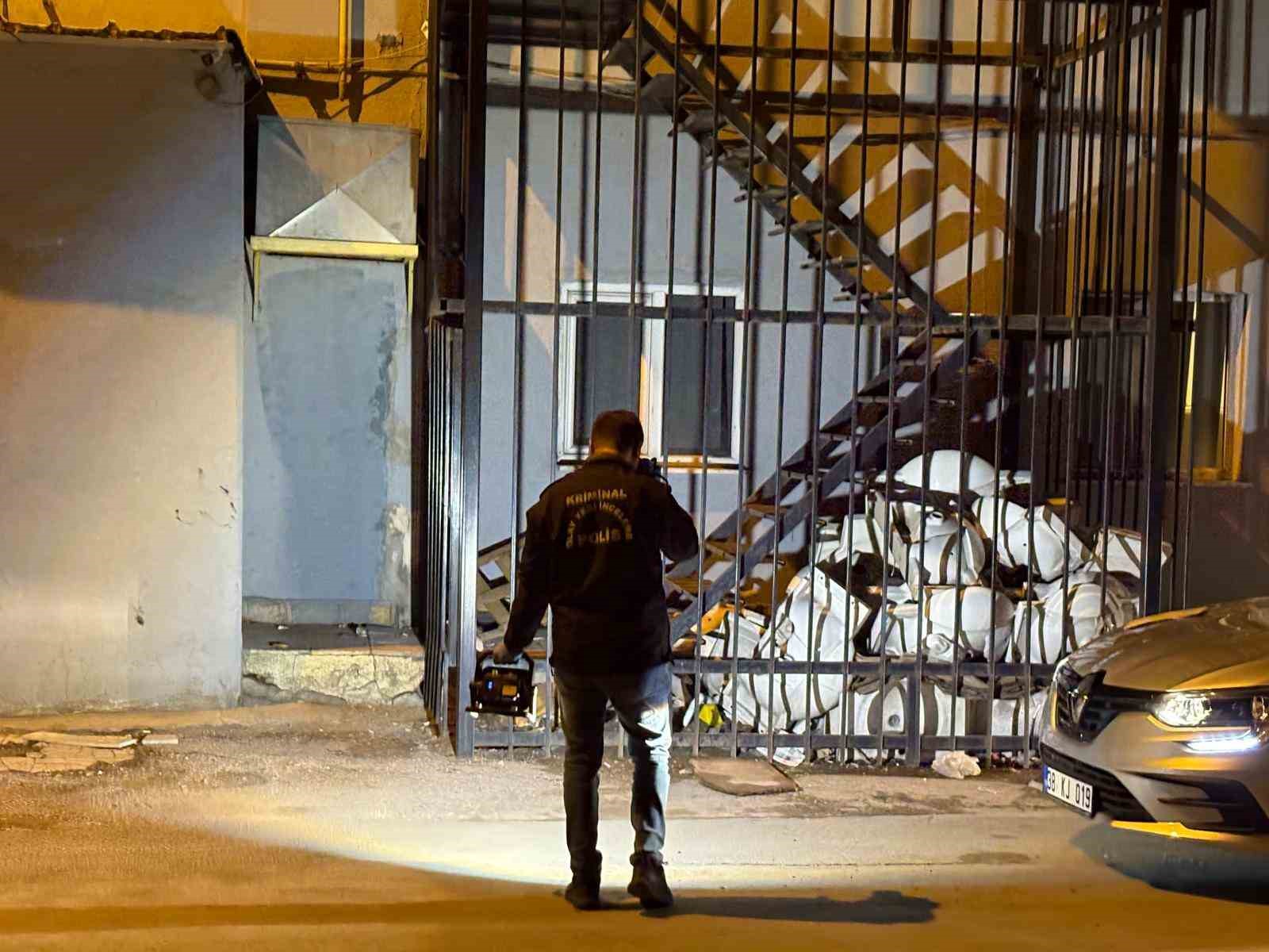 Tabancayla uğraşırken kendini vurdu, silahı yangın merdivenine sakladı