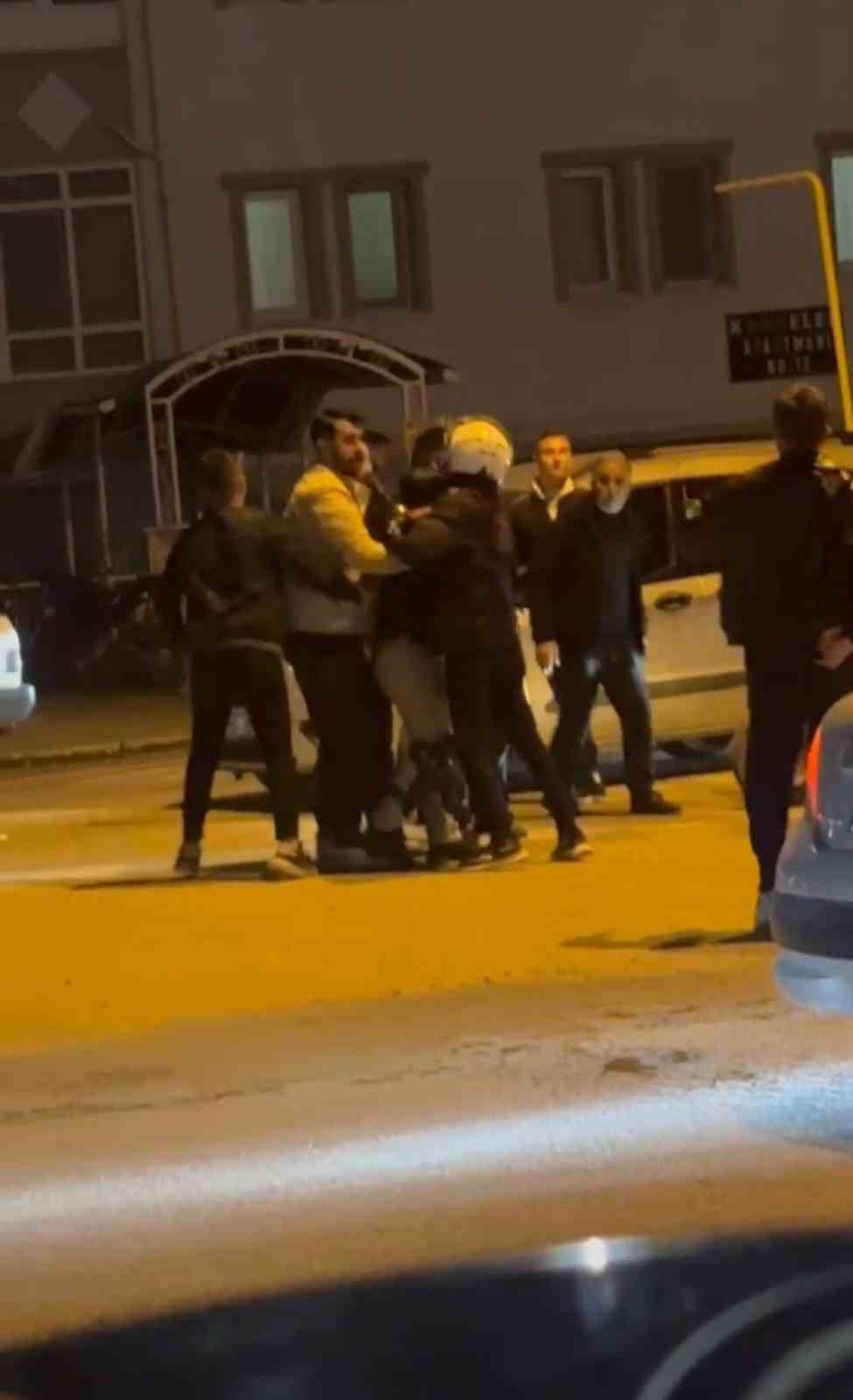 Trafikte tekmeli yumruklu kavga kamerada