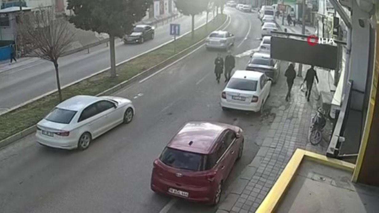 Mardin’de araç kadın öğretmene çarptı: Dehşet anları kamerada