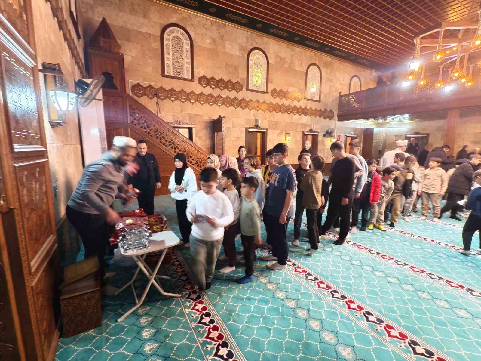 Manisa’da teravih sonrası çocuklara sürpriz