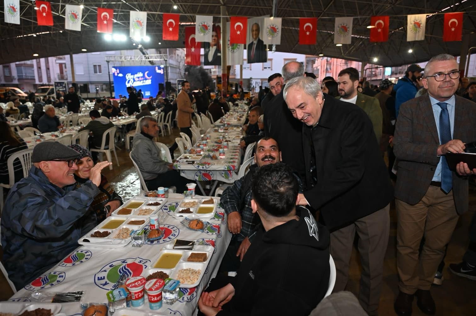 Kepez’de Ramazan bereketi iftar sofraları kuruldu, lokmalar dağıtıldı