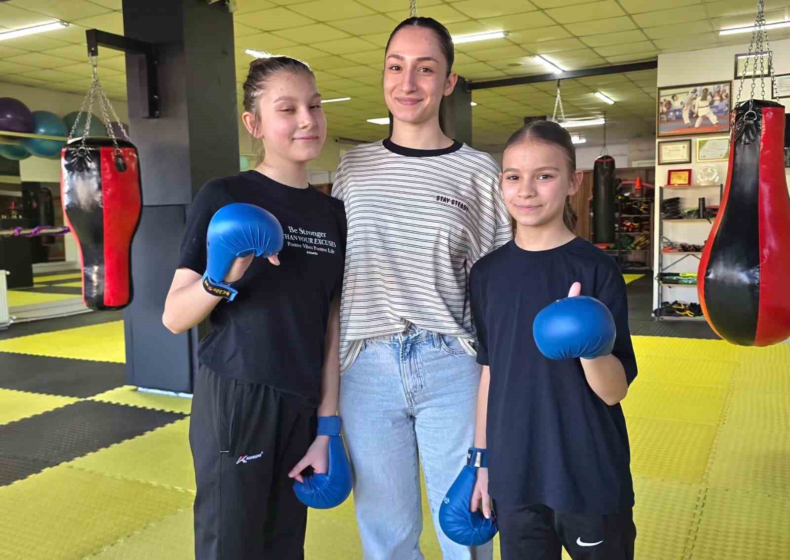 Milli sporcu Kızılaslan, minik karatecilerle bir araya geldi