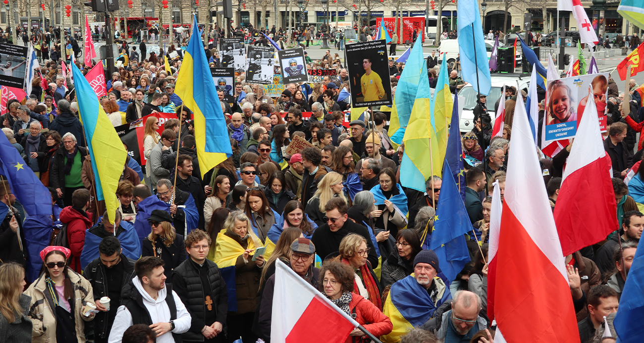 Paris’te Ukrayna’ya destek yürüyüşü