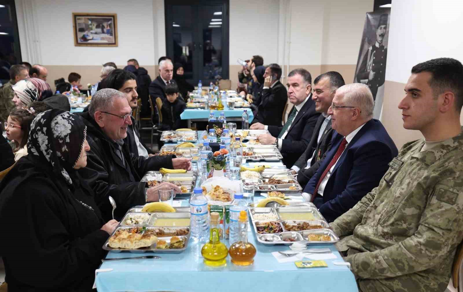 Bakan Güler Bayburt’ta şehit aileleri ve gazilerle iftarda buluştu