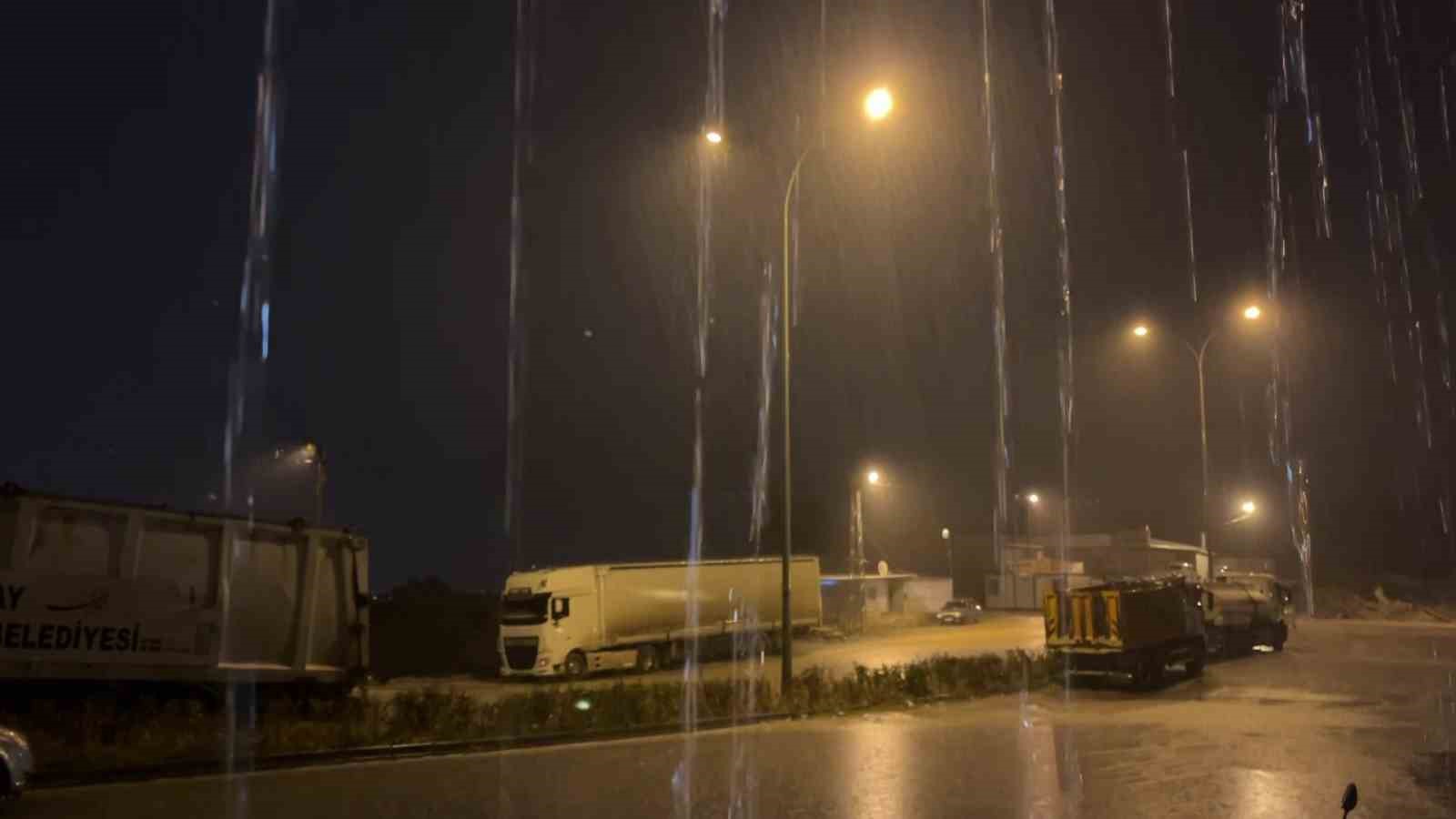 Hatay’da kuvvetli yağış etkisini hissettiriyor