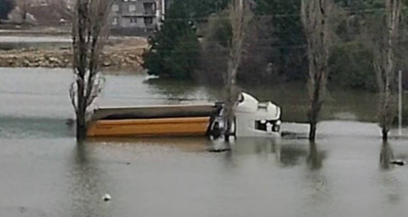 Adana’da köyü su bastı, yollar kapandı: Bir kamyon suya gömüldü