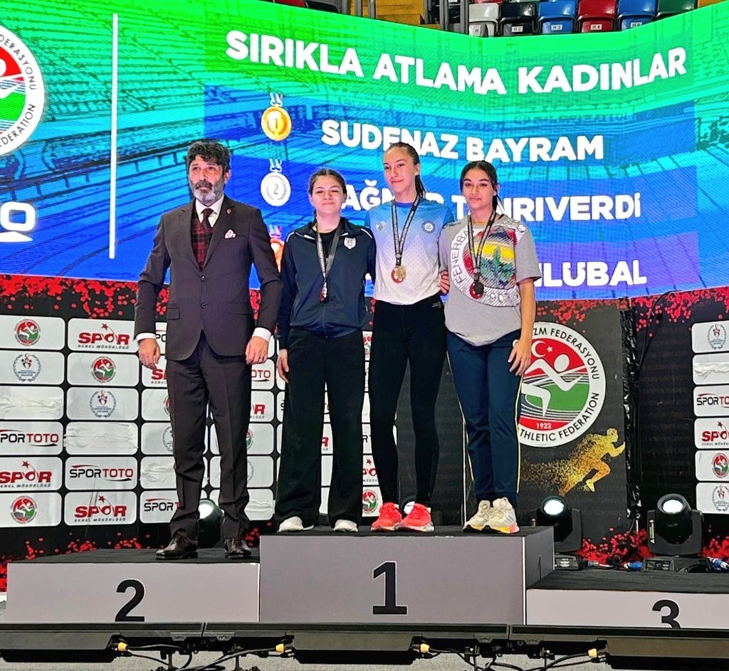 Eskişehirli sporcudan sırık atlama branşında Türkiye şampiyonluğu
