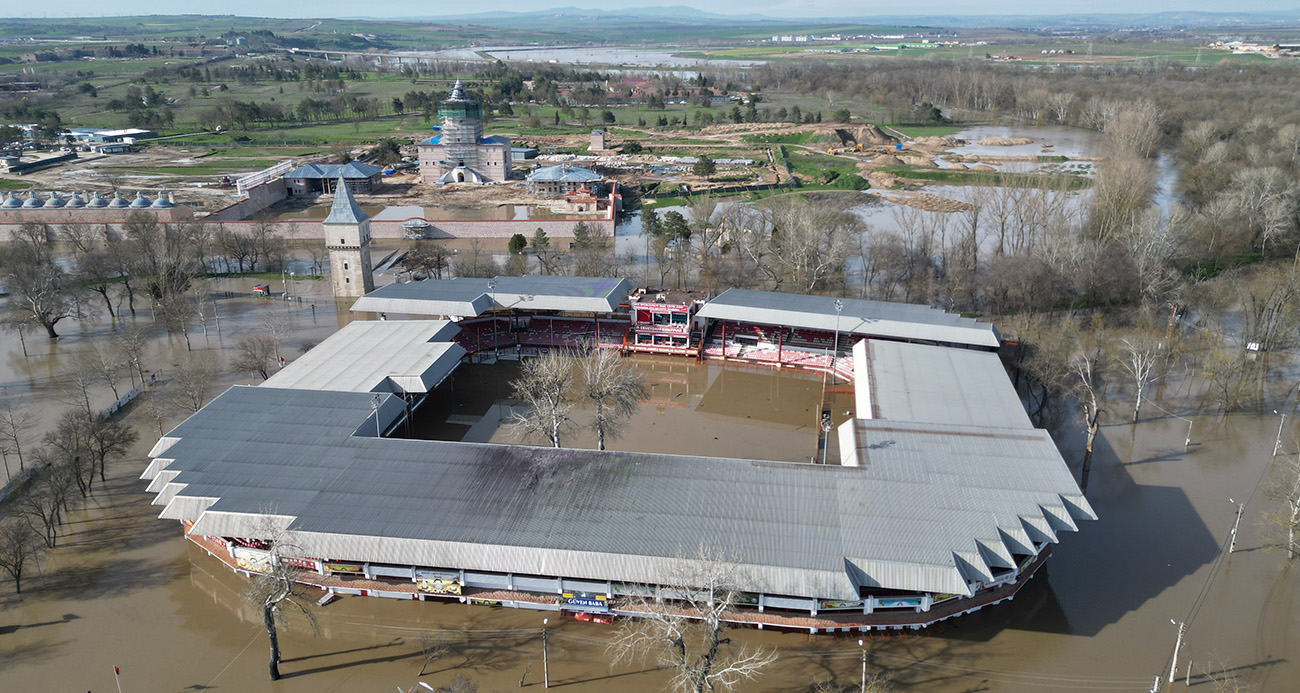 Sular altında kalan Sarayiçi güreş alanında su seviyesi düşüyor