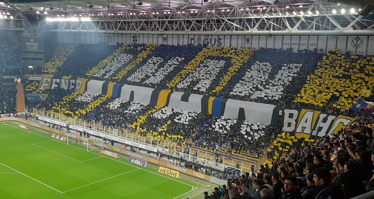 Sarı-lacivertli taraftarlardan ‘İnan Fenerbahçe’ yazılı koreografi