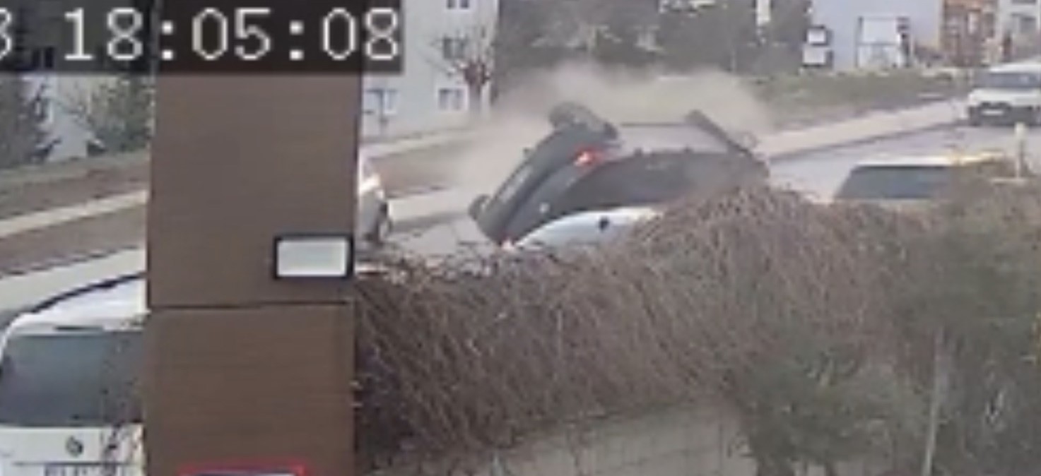 Elazığ’da otomobilin ters döndüğü kazanın görüntüleri ortaya çıktı