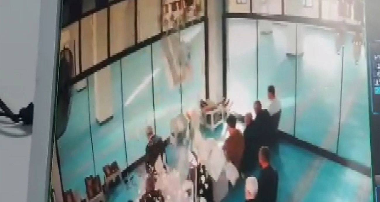 Caminin tavan alçısı cemaatin üstüne düştü
