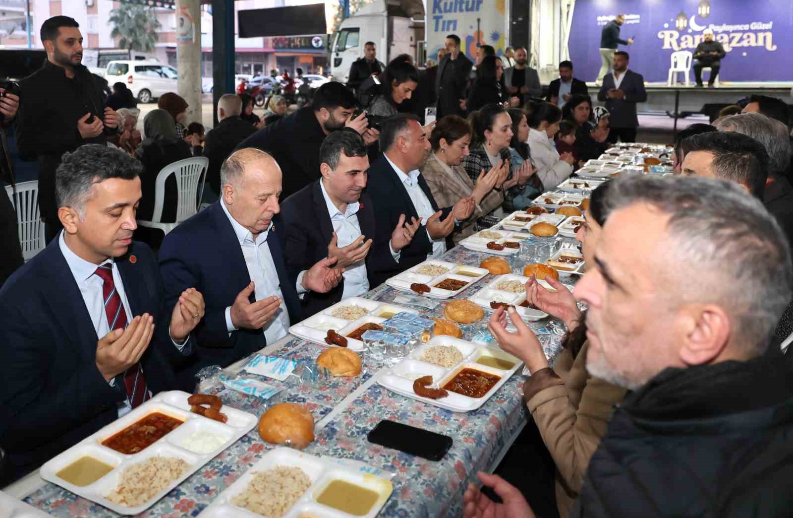 Yüreğir Belediyesi’nden Serinevler’de birlik ve beraberlik iftarı