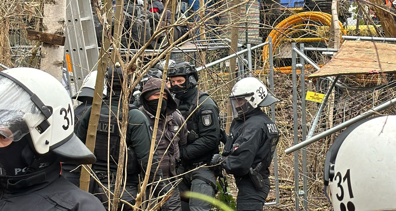 Hamburg’da ağaç kesimine karşı nöbet tutan eylemcilere polis müdahalesi