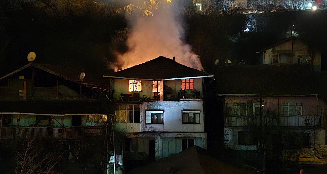 Karabük’te 3 katlı binada yangın: Mahsur kalan yaşlı adam kurtarıldı