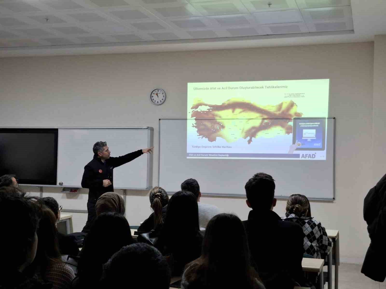 Üniversite öğrencilerine ve akademik personele afet eğitimi
