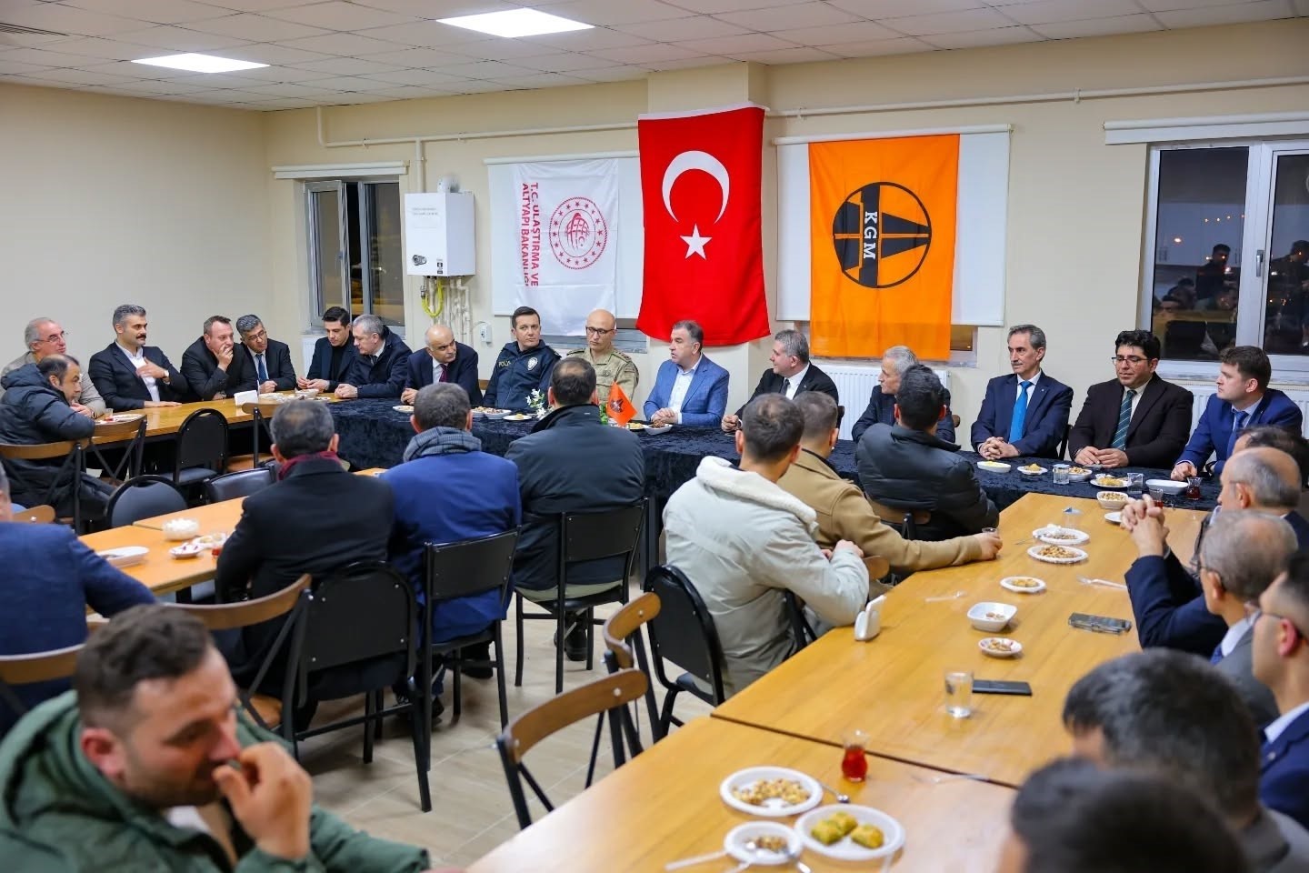 Vali Eldivan karayolları personeliyle buluştu