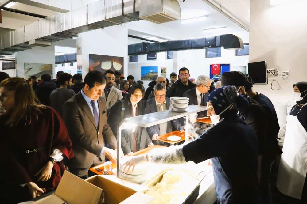 ARÜ Rektörü Emiroğlu, iftarda öğrencilerle buluştu