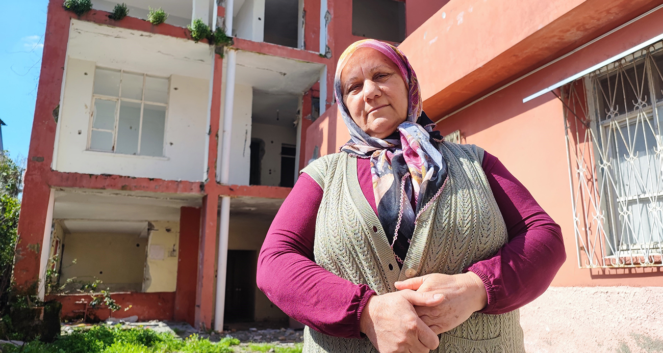 Ağır hasarlı bina yıkılmadı, 10 kişilik aile ölüm korkusuyla yaşıyor