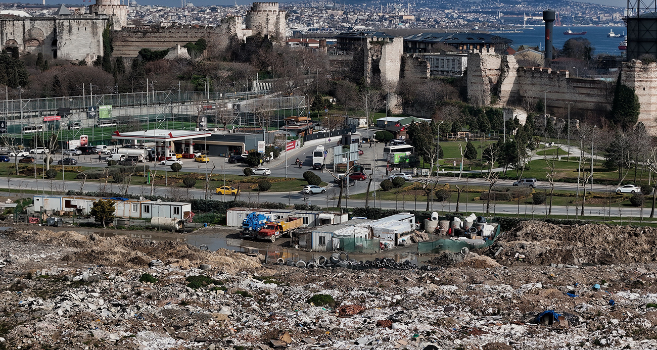 İBB ve İSKİ’nin moloz döktüğü tarihi Kazlıçeşme Meydanı’nda çevre kirliliği