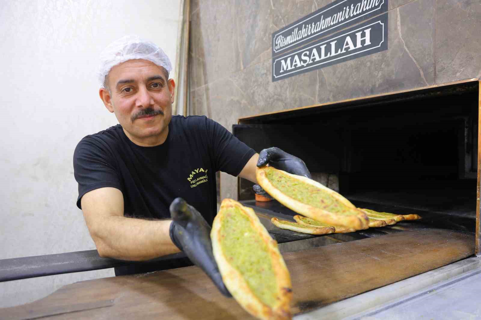 Kahramanmaraş’ta iftar sofralarının gözdesi: Fıstıklı börek