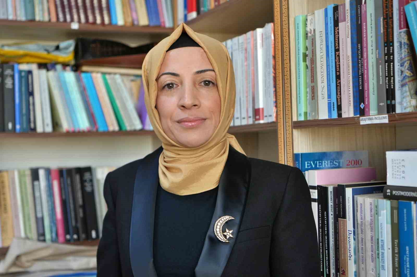 Üniversiteye girebilmek için çıkardığı başörtüsüyle akademisyen olarak kürsüye çıktı