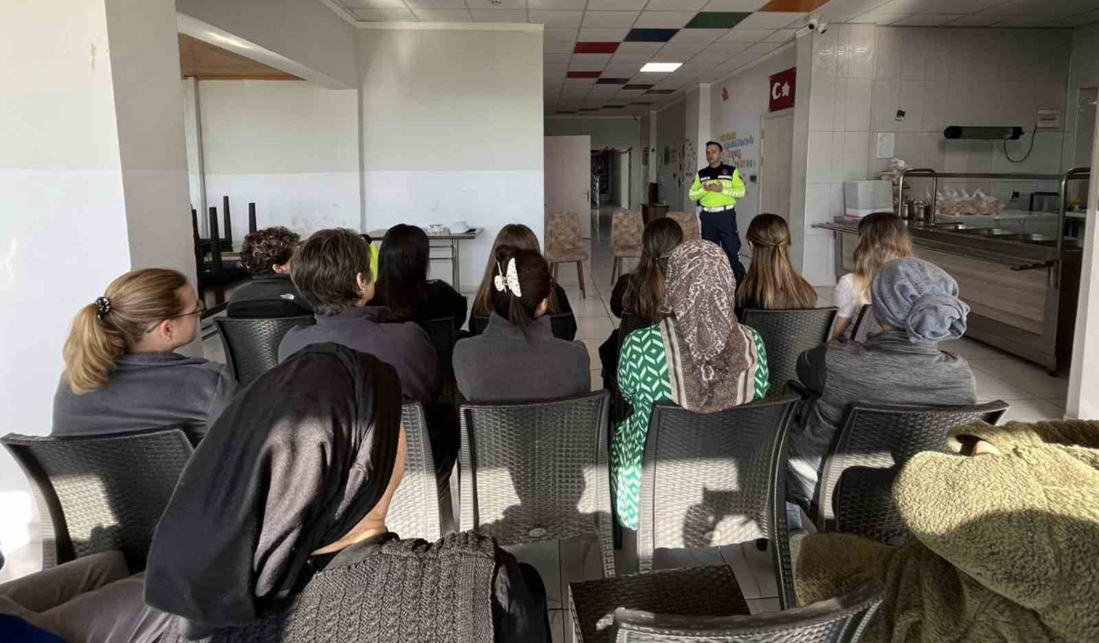 Karabiga Özel Engelli Yaşam Merkezinde çalışan kadınlara jandarma ekiplerinden çeşitli bilgilendirmeler