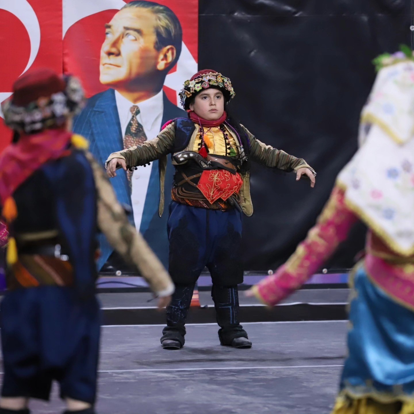 Halk oyunlarında sahne okulların