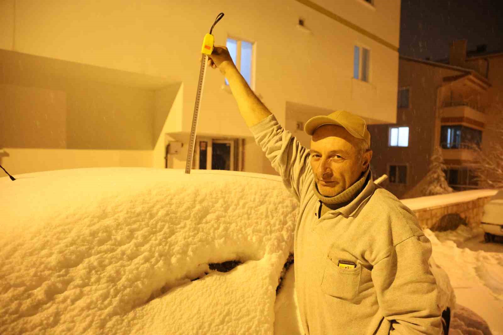 Güzelyurt beyaza bürüdü: Kar kalınlığı 14 santimetreye ulaştı