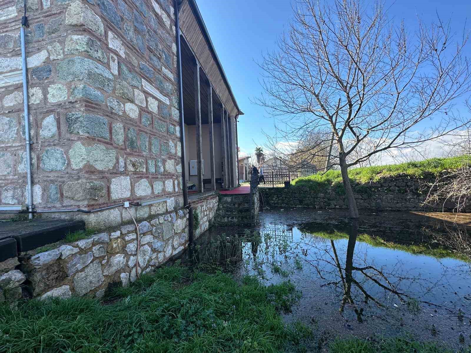 Uluabat Gölü’nün suları 625 yıllık camiyi tehdit ediyor