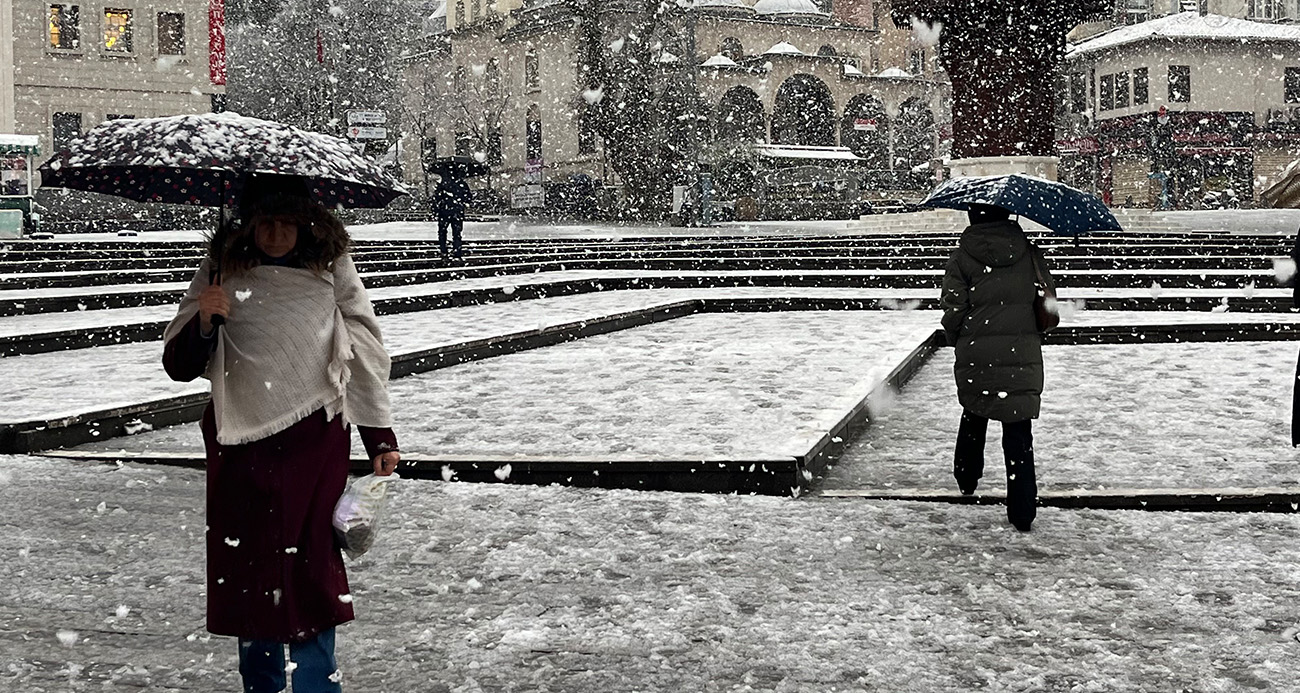 Bursa’da şehir merkezinde kar sürprizi...Uludağ’a çıkacaklar dikkat....