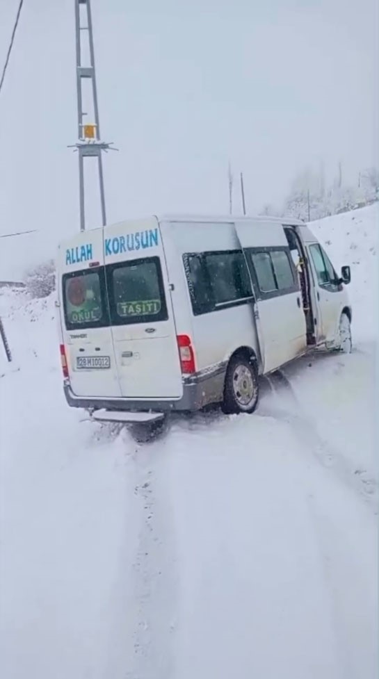 Kar yağışı nedeniyle yolda kalan öğrenci servisinin imdadına İl Özel İdaresi ekipleri yetişti