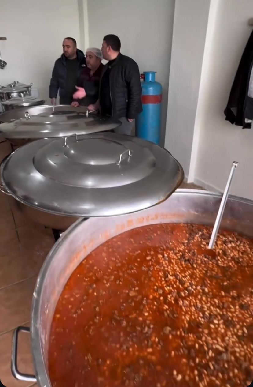 Patnos’ta belediyenin sıcak yemek hizmeti devam ediyor