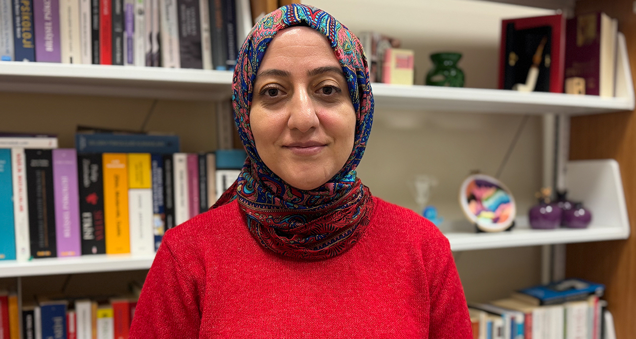 28 Şubatta başörtüsü yasağı nedeni ile Kıbrıs’a gidip üniversite okudu, bugün üniversitede ders veriyor