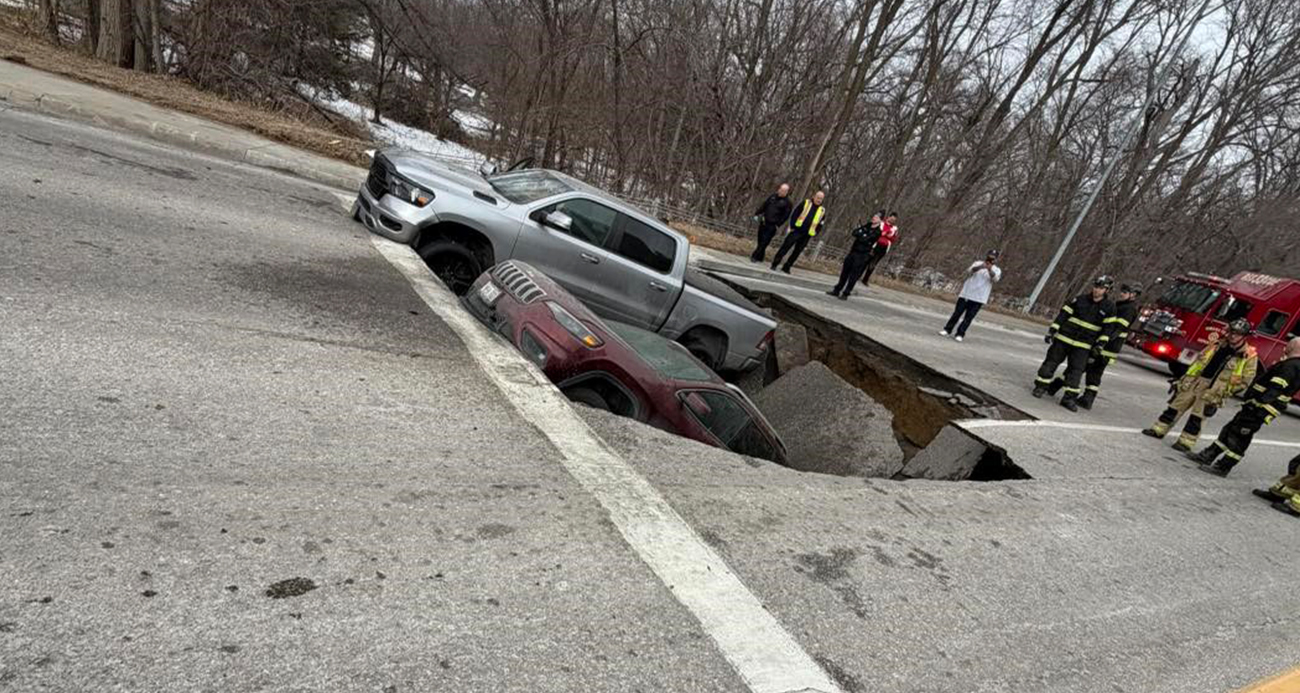 ABD'de iki araç, yolun aniden çökmesiyle çukura düştü