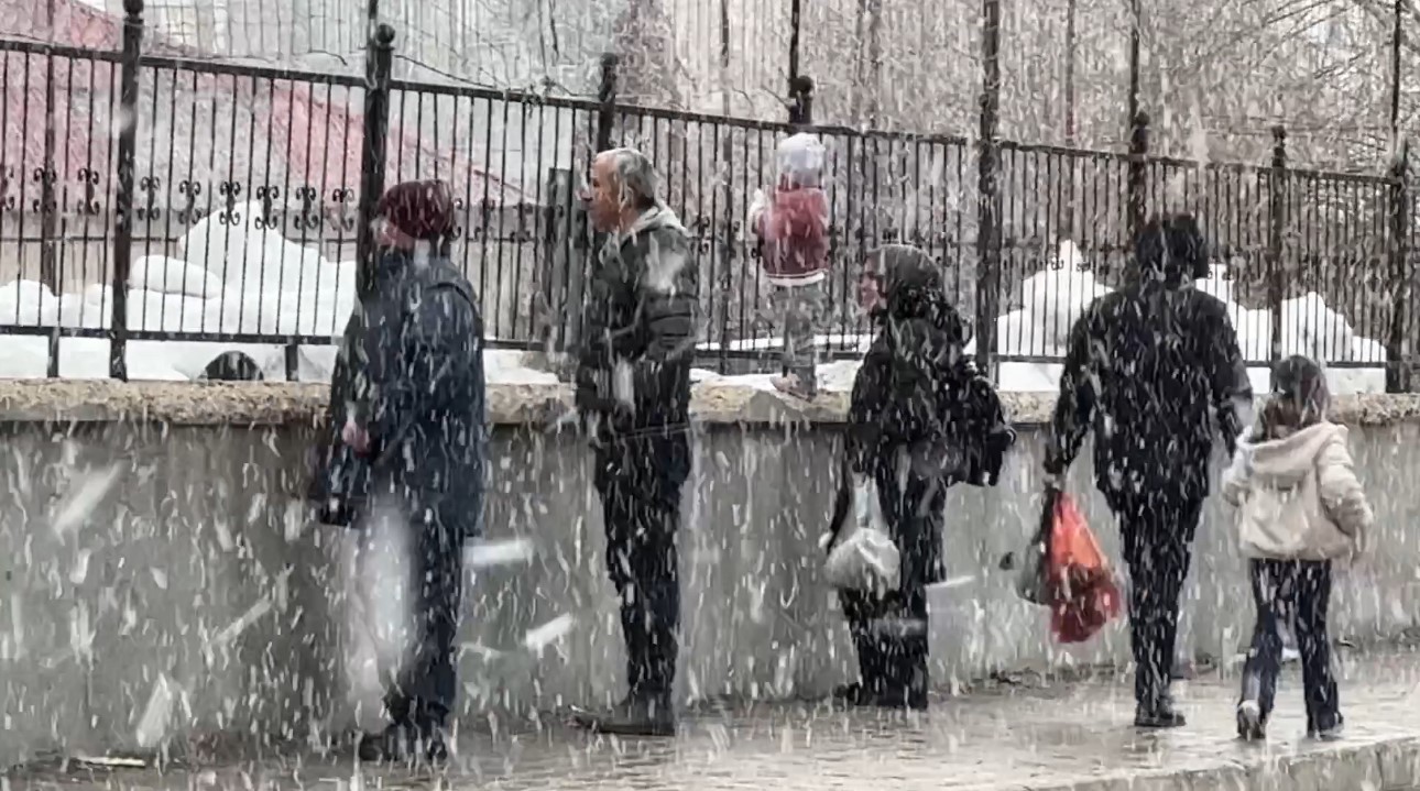 Yüksekova’da kar yağışı ilçeyi beyaza bürüdü