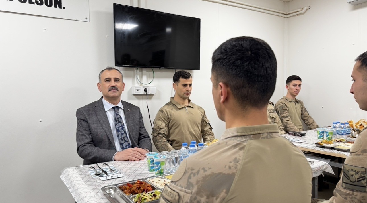 Vatan nöbetindeki kahramanlar sınır hattında iftar sofrasında