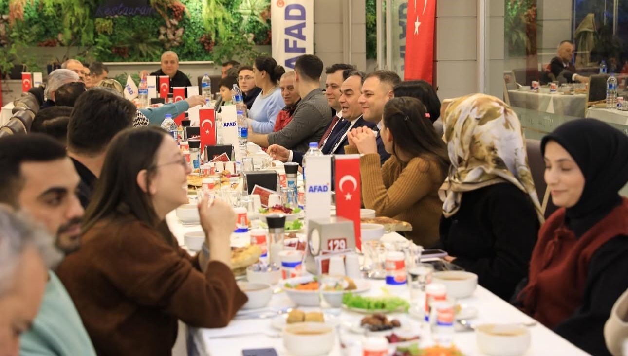 Vali Çakırtaş depremzedelerle iftarda buluştu