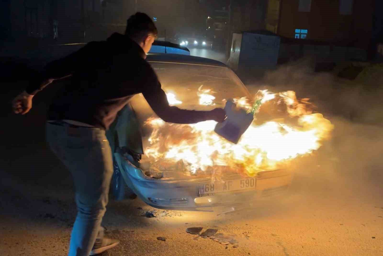 Alev alev yanan araca antifriz döküp söndürmeye çalıştı