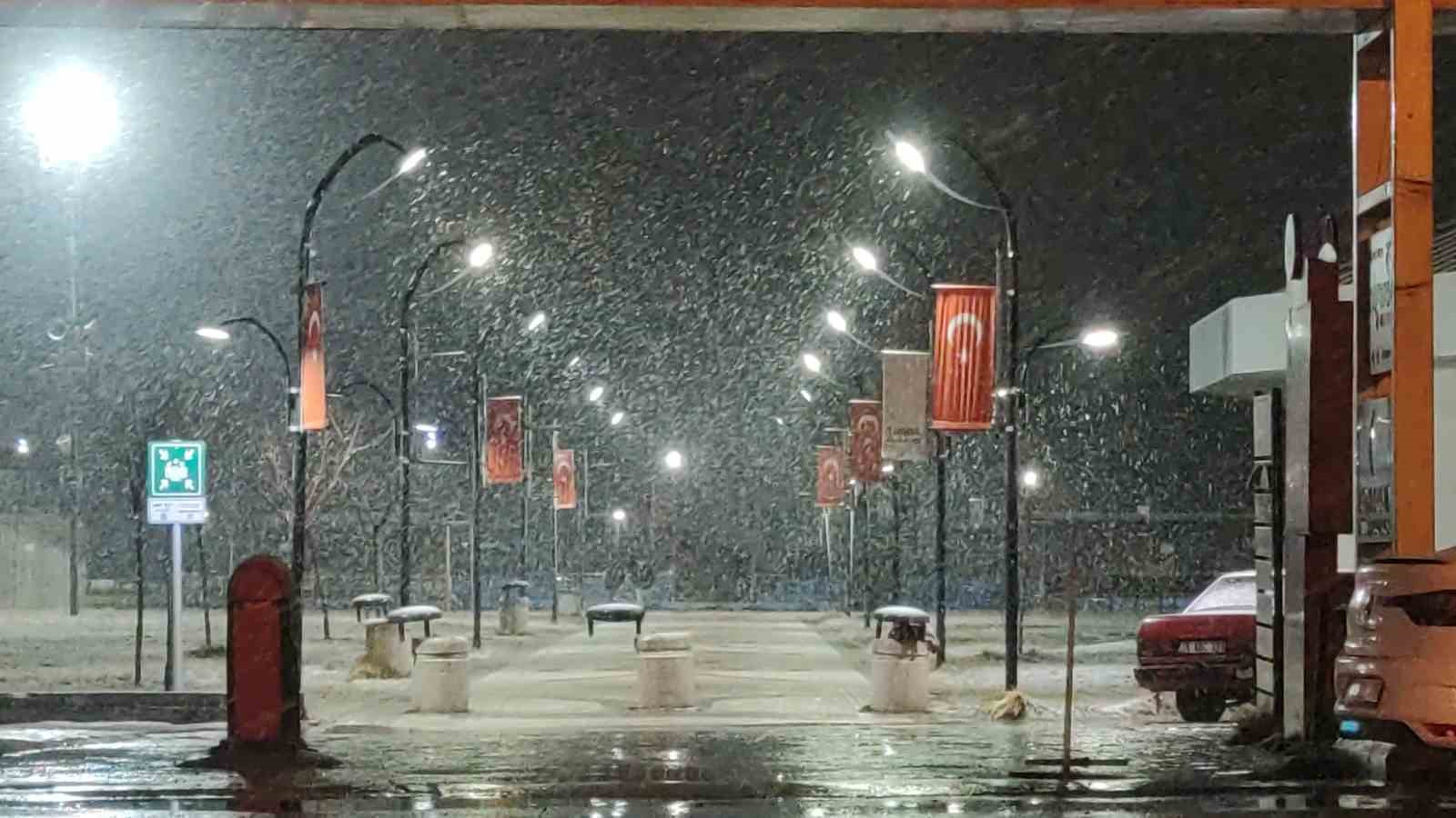 Van’da kar yağışı yeniden etkili oldu