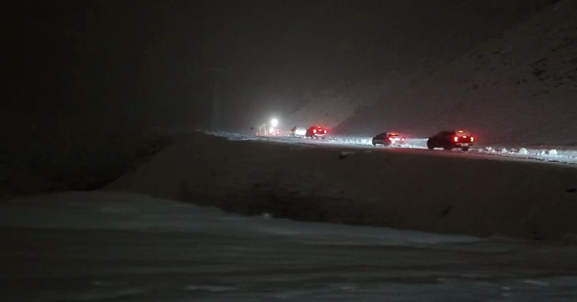 Pervari ve Şirvan’da kar yağışı köy yollarını kapattı, mahsur kalan araçlar kurtarıldı